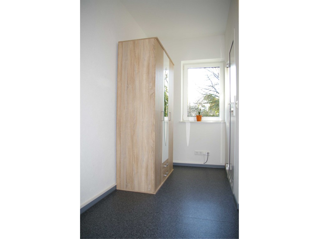 Zimmer-Schrank-Fenster-2719
